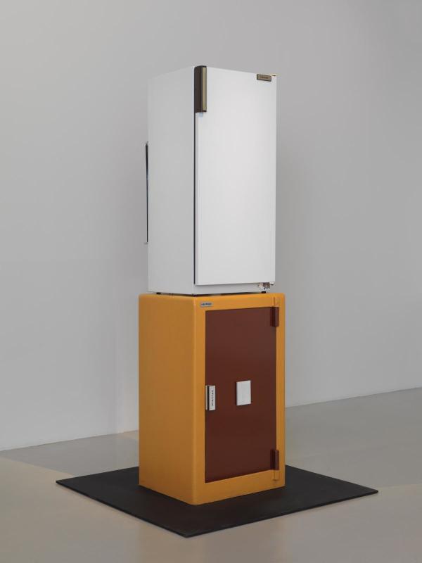 Bertrand Lavier, « Brandt / Haffner », 1984 Réfrigérateur, coffre-fort 